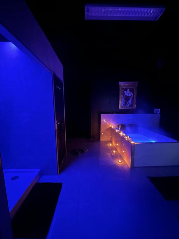 Camera blu con vasca e luci di Suite jacuzzi fumeur a Tourcoing