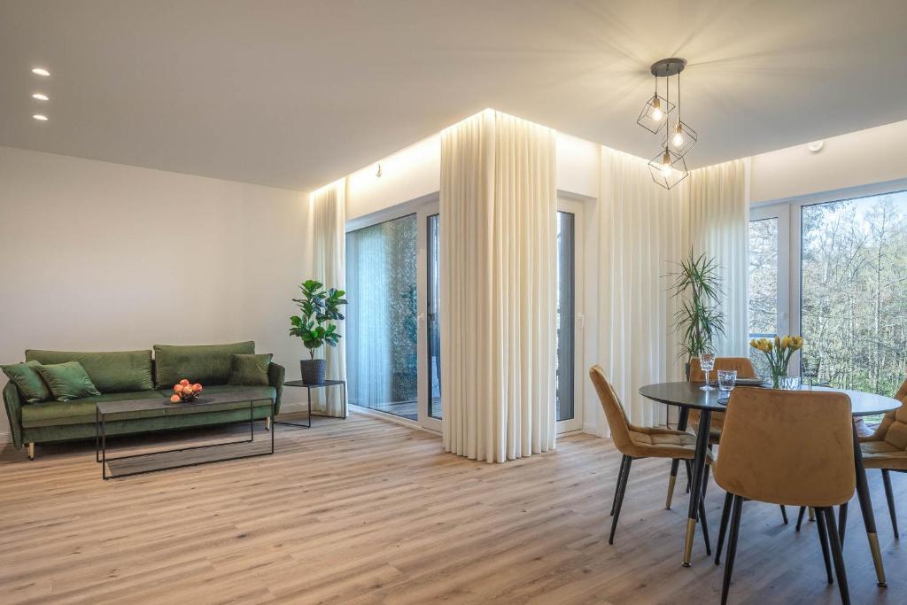 un soggiorno con un divano e un tavolo di Melnragė II terasa a Klaipėda