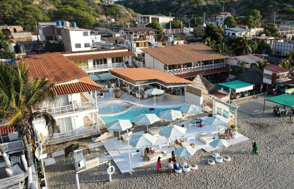 een luchtzicht op een resort met een zwembad bij Hotel Boutique Noelani in Zorritos
