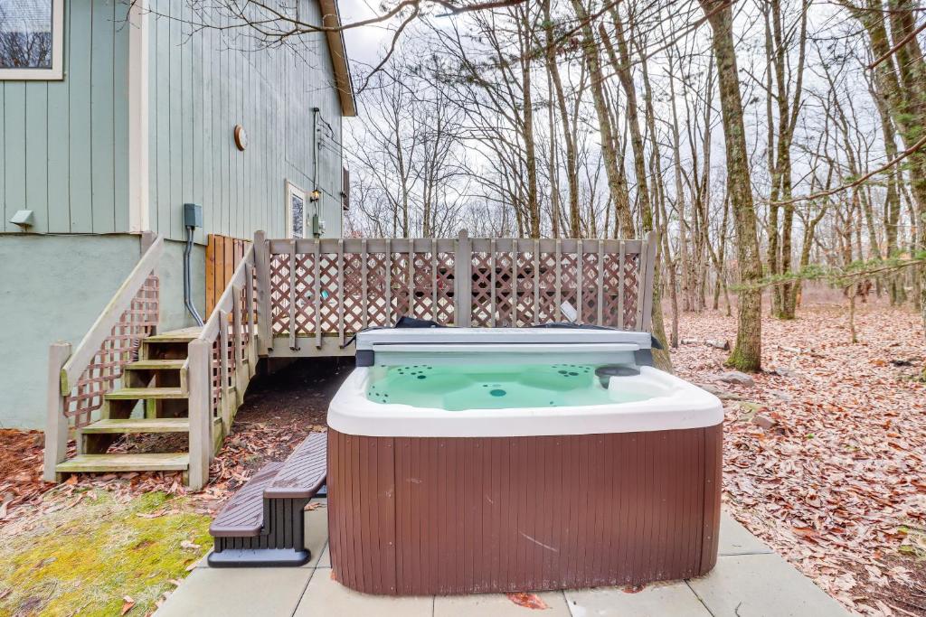 una bañera de hidromasaje al aire libre de una casa en Pet-Friendly Albrightsville Home with Game Room!, en Albrightsville