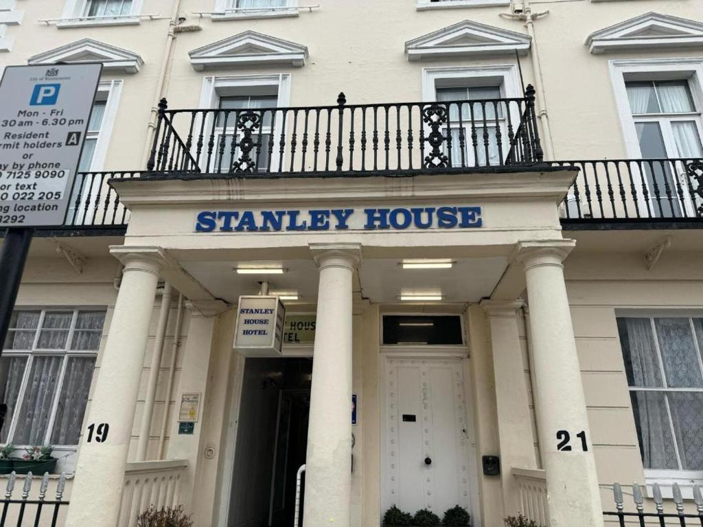 Una casa Stanley con un cartel encima. en Stanley House Hotel en Londres