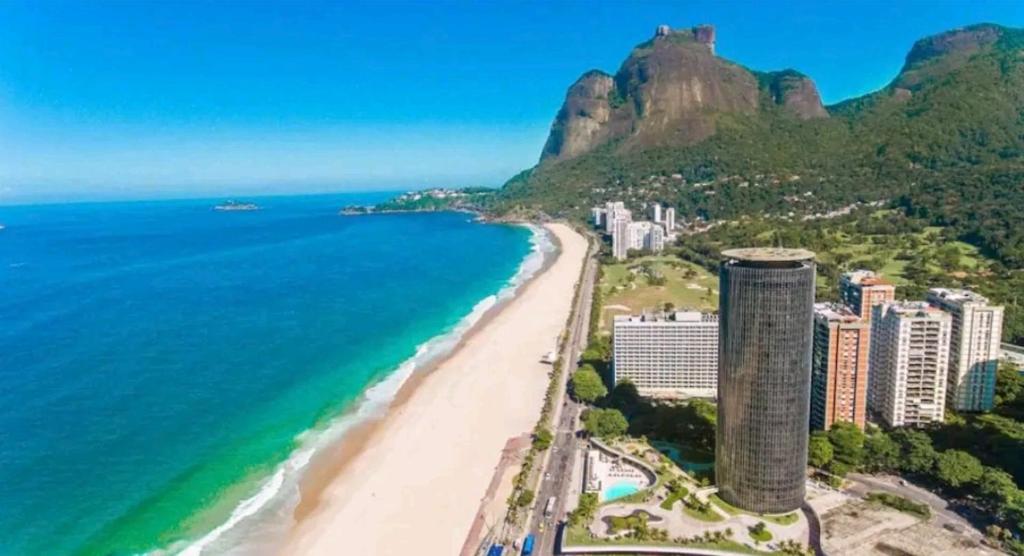 - une vue aérienne sur la plage et l'océan dans l'établissement Hotel Nacional rj, à Rio de Janeiro