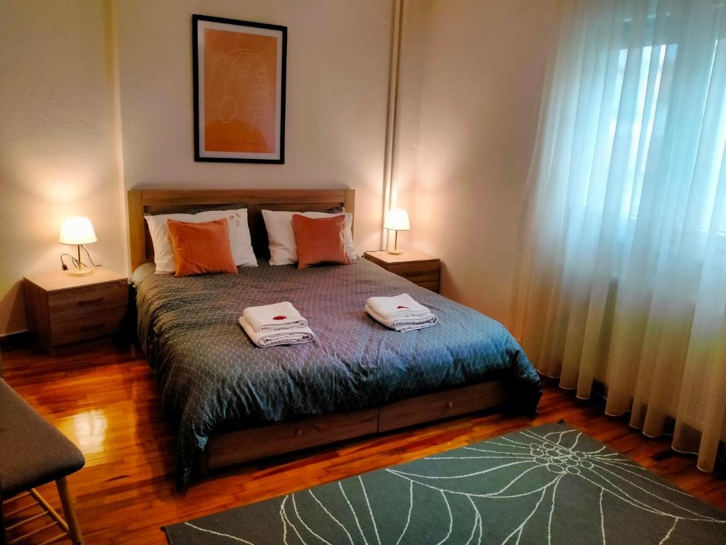 - une chambre avec un lit et 2 serviettes dans l'établissement Peach Blossom 2BDR Downtown Veria, à Véria