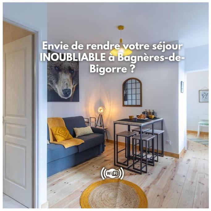 un salon avec un canapé bleu et une table dans l'établissement Refuge de l'ours : T2 équipé avec parking et wifi, à Bagnères-de-Bigorre