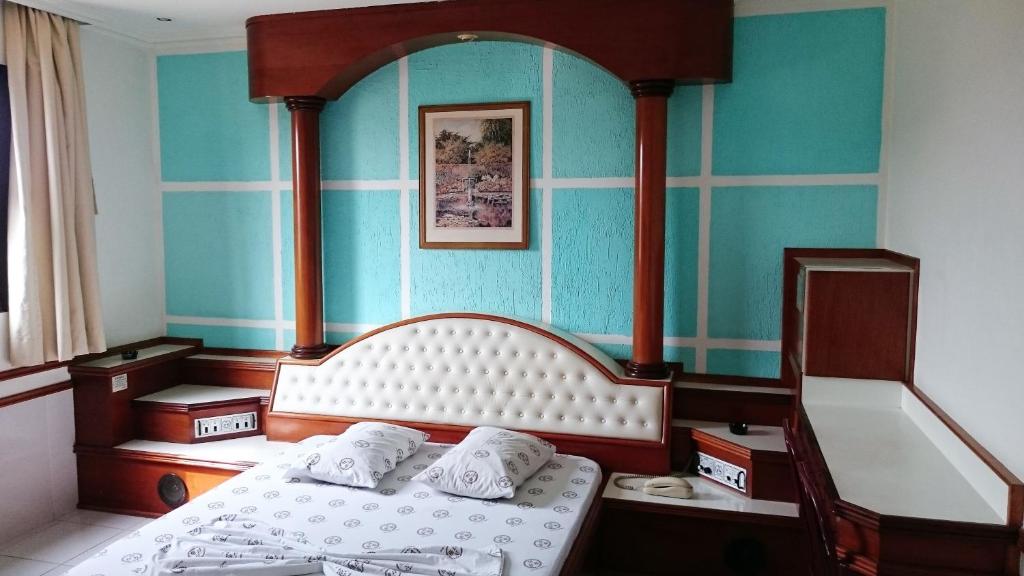  North Palace Hotel