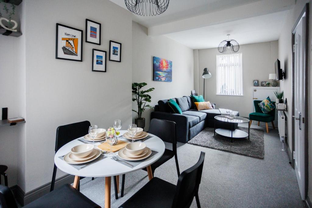 un salon avec une table et des chaises dans l'établissement Belfast Townhouse, à Belfast