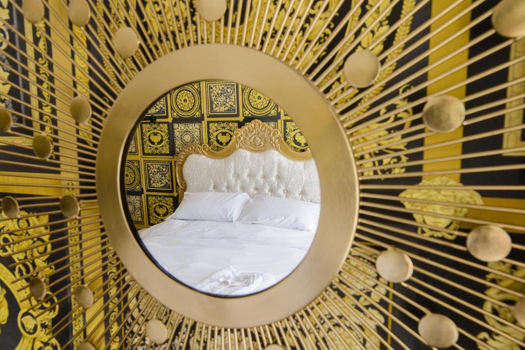 Un pat sau paturi într-o cameră la Deluxe 2 Bed Versace HotTub SkyTV