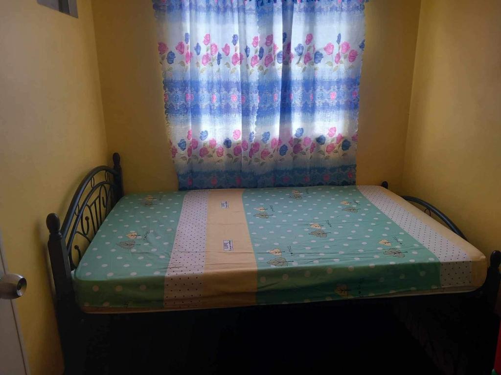 - un petit lit dans une chambre avec rideau dans l'établissement Ganze haus, à Cavite