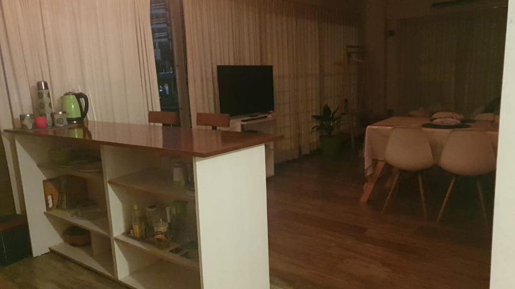 een woonkamer met een tafel en een tafel en een eetkamer bij refugio KAVA ll tigre in Tigre