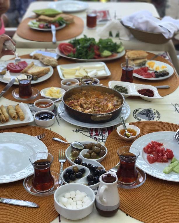 una mesa cubierta con platos de comida en la parte superior en Deniz Yıldızı Pansiyon, en Marmaris