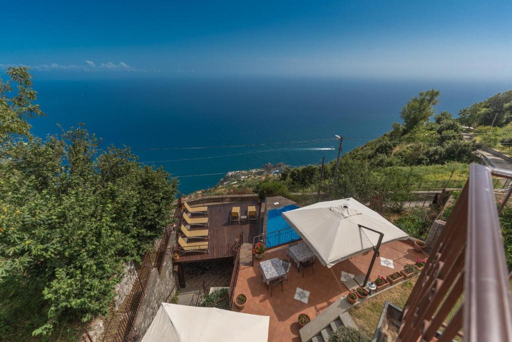een uitzicht op de oceaan vanuit een huis bij Nido Degli Dei in Agerola
