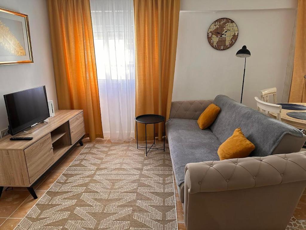 a living room with a couch and a tv at Casa de Mila in Alicante