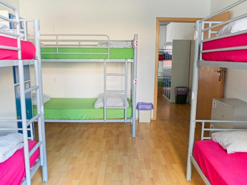 Palanda nebo palandy na pokoji v ubytování Urban Elephants Hostel