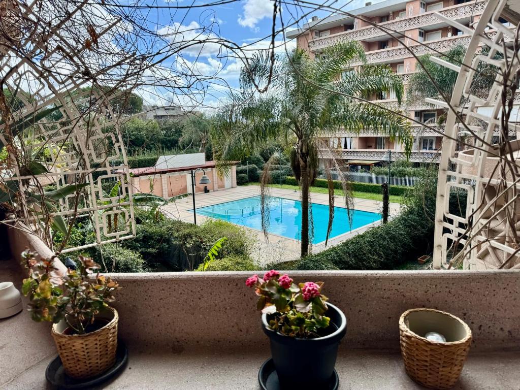 balcón con macetas y piscina en Flaminia home en Roma