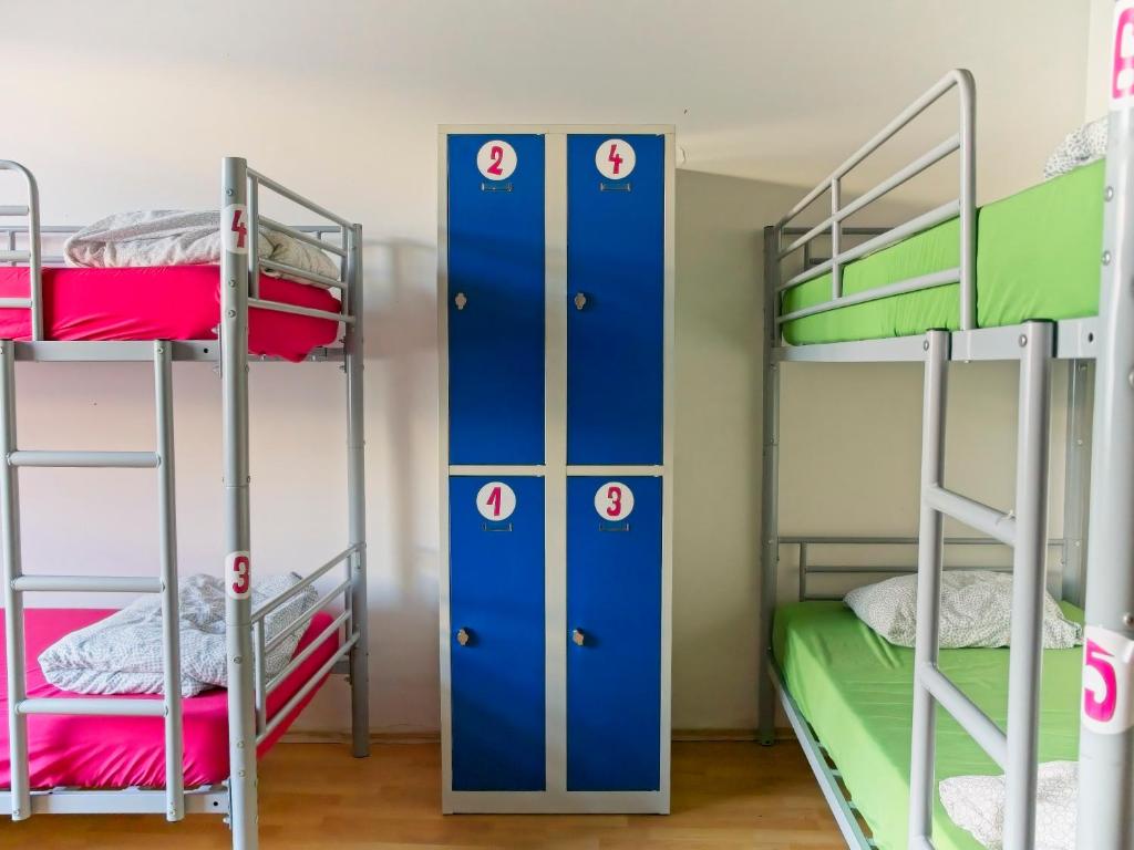 Palanda nebo palandy na pokoji v ubytování Urban Elephants Hostel