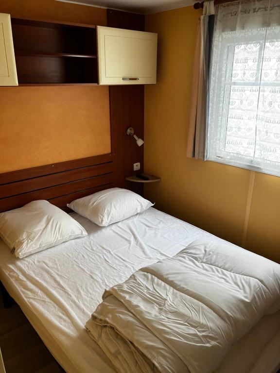 Postel nebo postele na pokoji v ubytování Mobil-home Gère-Bélesten