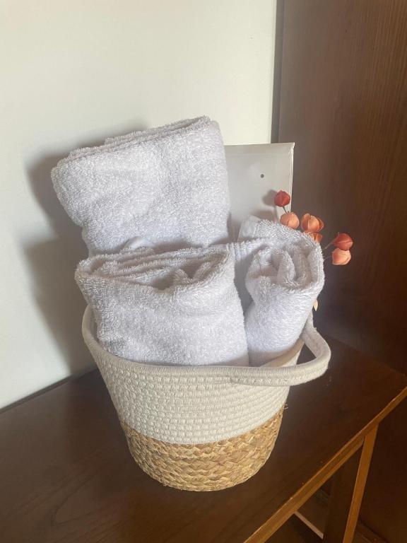 皮耶特拉倫加的住宿－LocAle Guest House，装满桌子上毛巾的篮子