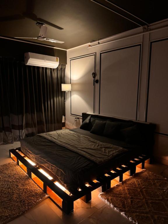 BnW studio - Cozy & Complete tesisinde bir odada yatak veya yataklar