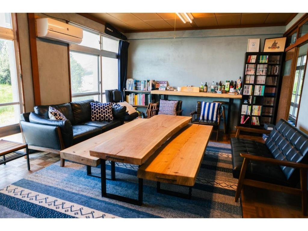 sala de estar con sofá y mesa de madera en KIYO BEACH HOUSE - Vacation STAY 16363 