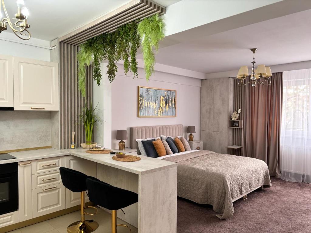 ein Schlafzimmer mit einem Bett und einem Tisch mit Stühlen in der Unterkunft Premium Studio MV in Sibiu