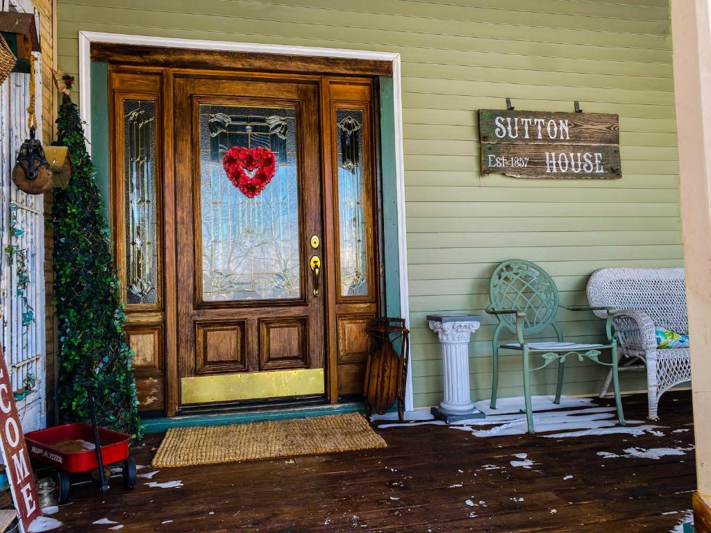 una puerta delantera de una casa con un corazón en el cristal en Sutton Farm Bed and Breakfast en Granger