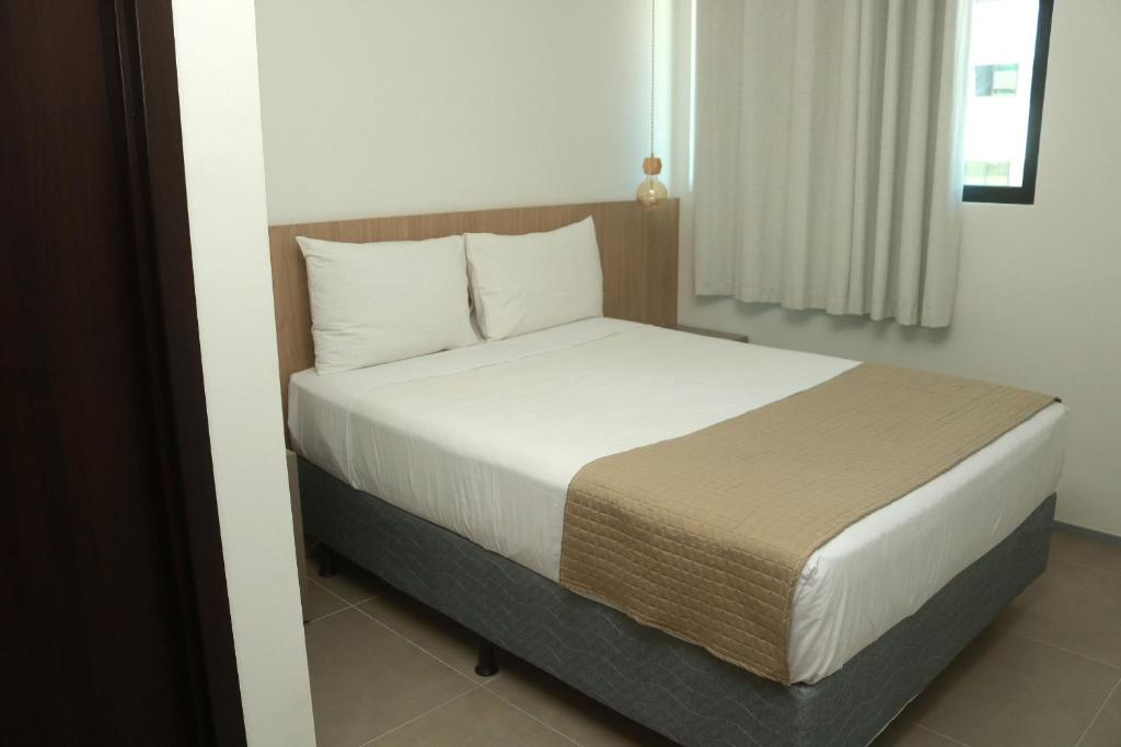 1 dormitorio con 1 cama en una habitación con ventana en Edificio Liv P.Verde Apto 906-Mandi Hospitalidade, en Maceió