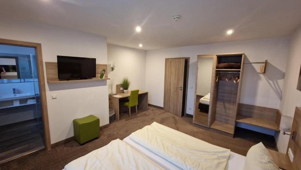 Postel nebo postele na pokoji v ubytování Schwarzer Adler - Hotel Garni