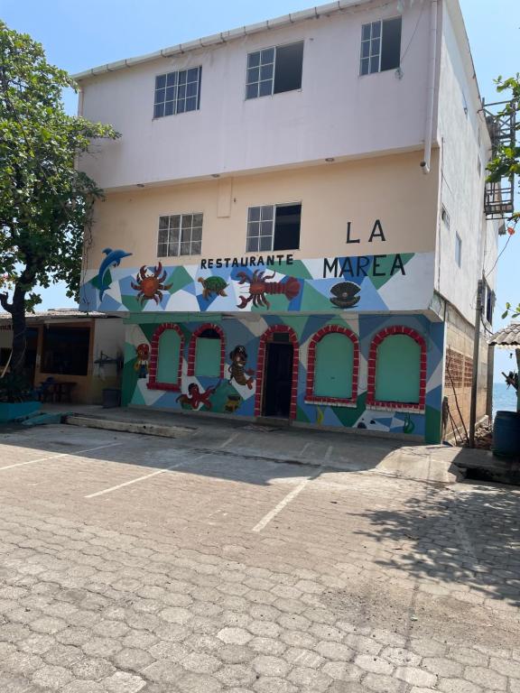 ein Gebäude mit einem Wandbild an der Seite in der Unterkunft Playa El Obispo D La Marea building La Libertad in La Libertad