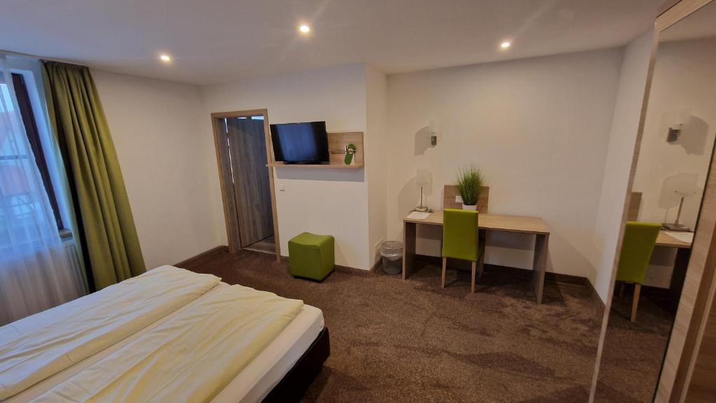 Postel nebo postele na pokoji v ubytování Schwarzer Adler - Hotel Garni