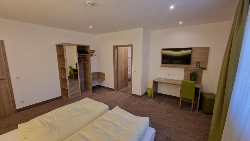 Postel nebo postele na pokoji v ubytování Schwarzer Adler - Hotel Garni