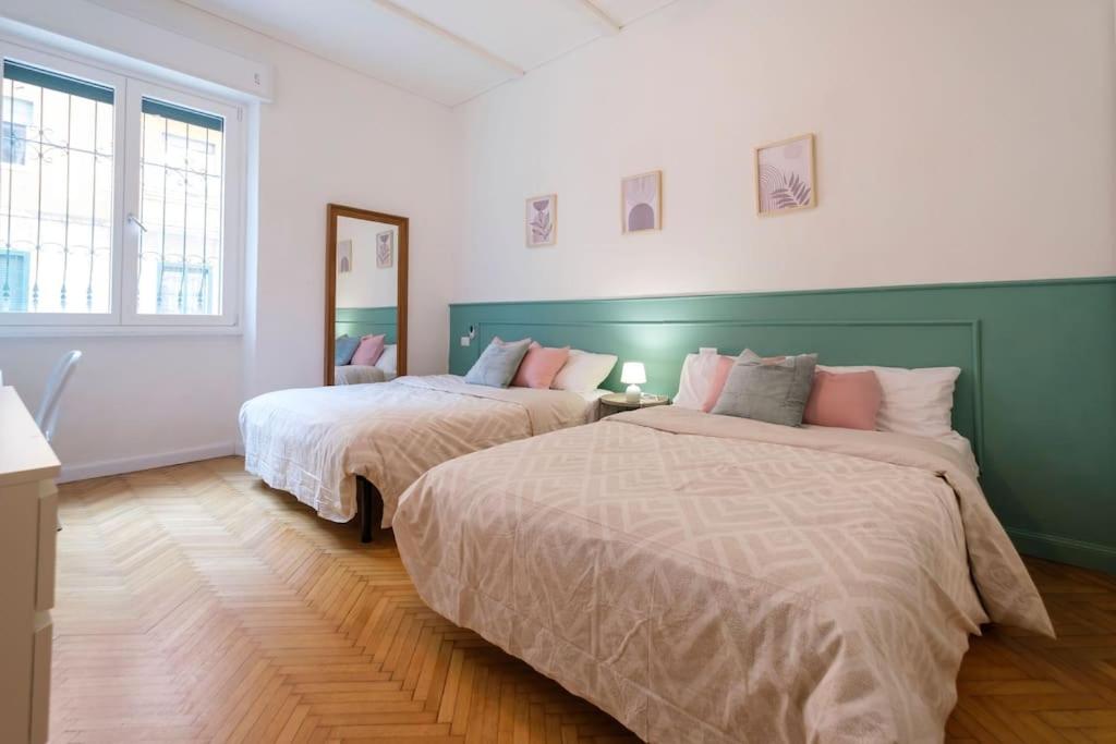 - 2 lits dans un dortoir blanc et vert dans l'établissement [Cozy Double Suite] Milano Flat, à Milan