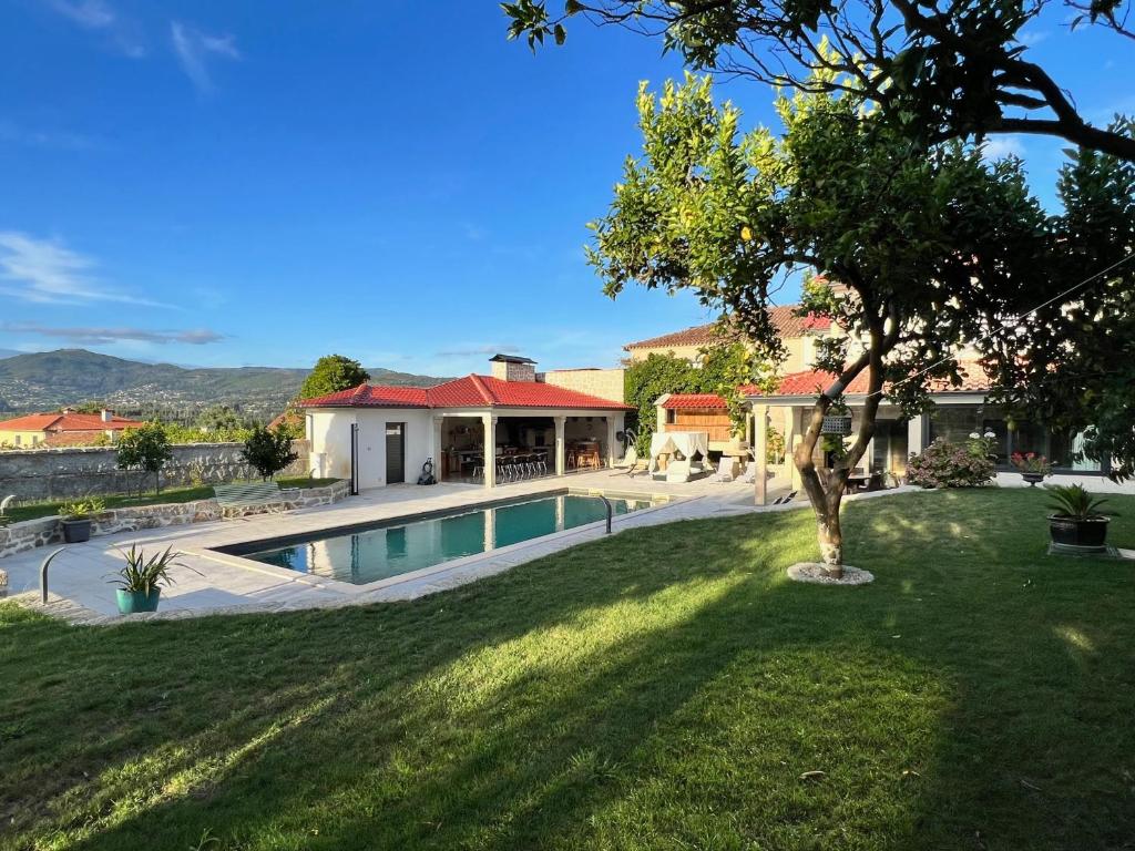 una casa con piscina en un patio en Casa do Campo en Monção