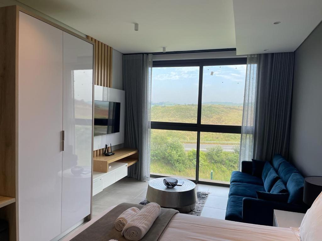 Postel nebo postele na pokoji v ubytování Zimbali Lakes Boulevard Suites 258