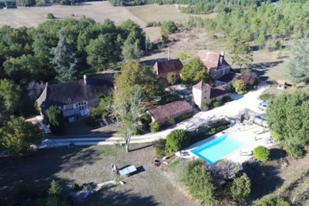 - une vue aérienne sur une maison avec une piscine dans l'établissement Gite de la Renardière, à Paunat