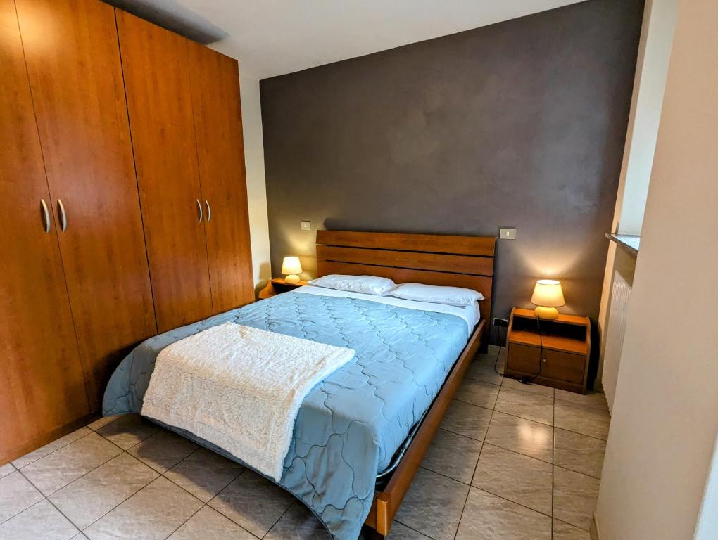 1 dormitorio con 1 cama con edredón azul en Fontana Home en Domodossola