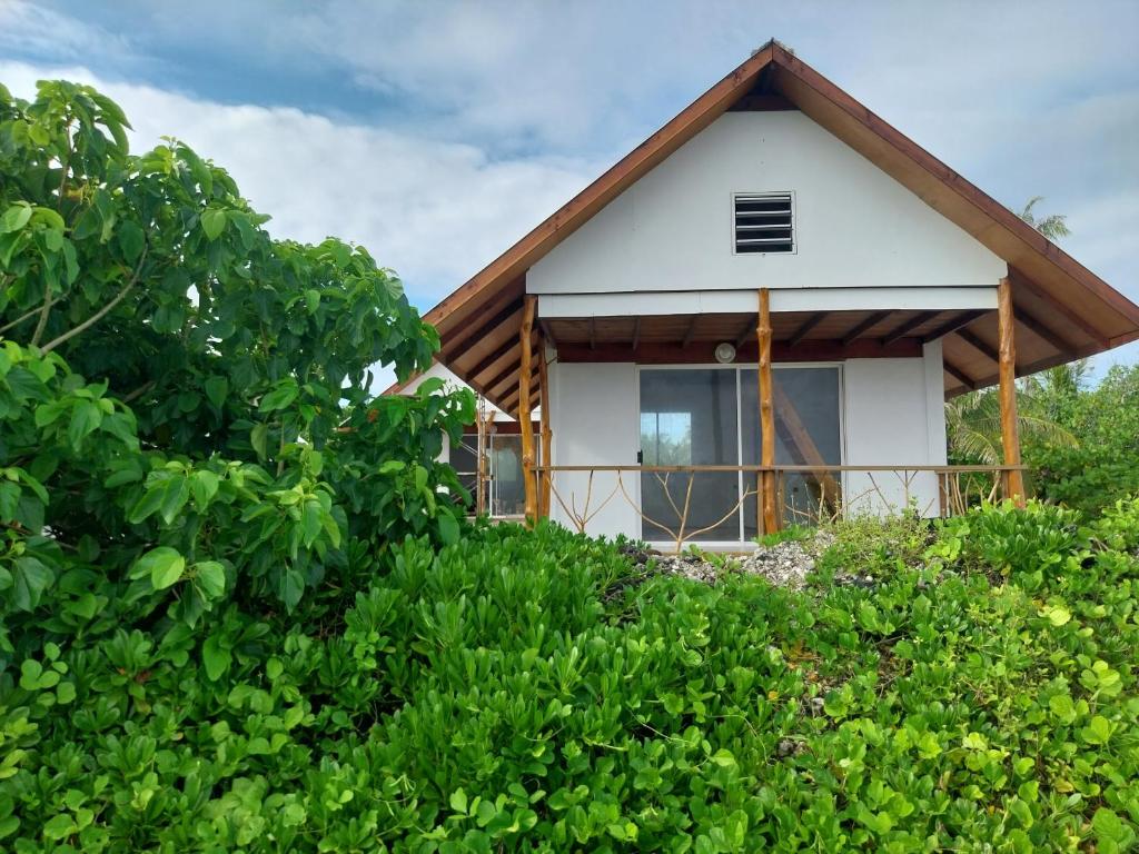 Casa pequeña con techo de paja en Vaimoe Lodge en Tiputa