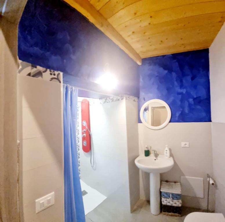 Łazienka w obiekcie Casa vacanza in lipari ,PIANO PIANO