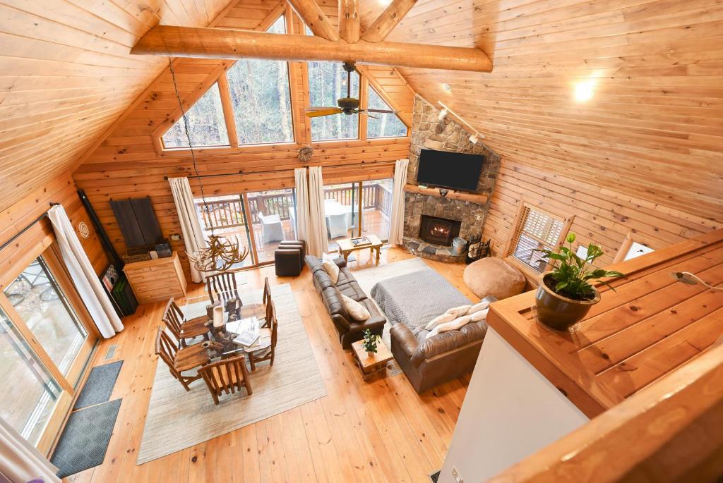 TV a/nebo společenská místnost v ubytování Jamesons Cabin! 8 Minutes to Wisp, HotTub, FirePit, Pets, EV Chgr