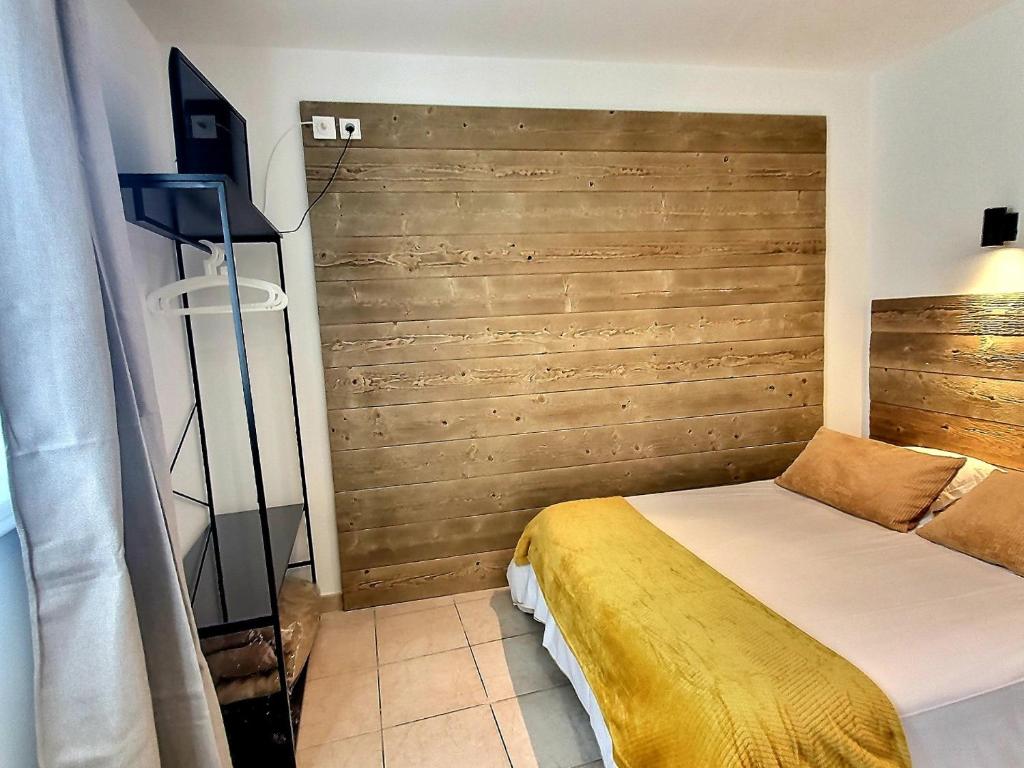 Postel nebo postele na pokoji v ubytování Atlantis Hôtel