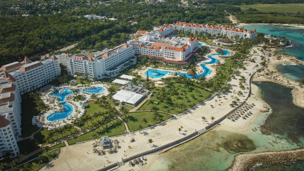 een luchtzicht op het resort bij Bahia Principe Luxury Runaway Bay - Adults Only All Inclusive in Runaway Bay