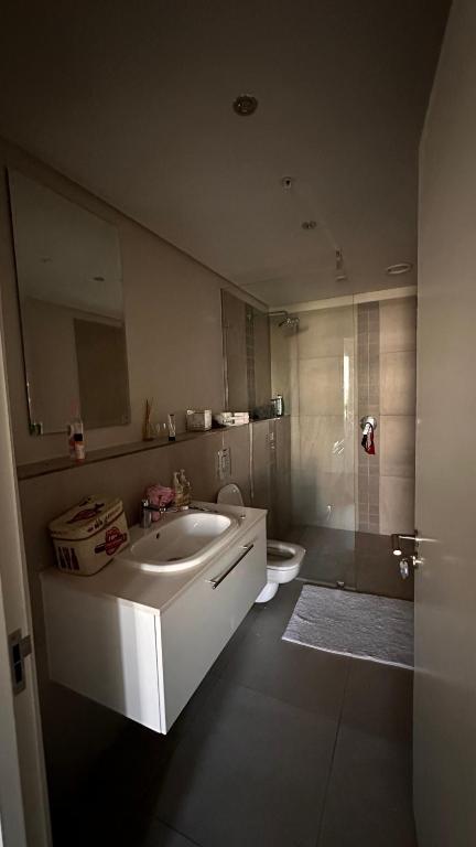 uma casa de banho com um lavatório, um chuveiro e um WC. em dockrail and cast anchor drive Apartment em Cidade do Cabo