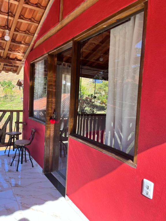 Hospedagem Florenza في أيوريوكا: مبنى احمر مع باب مع نافذة