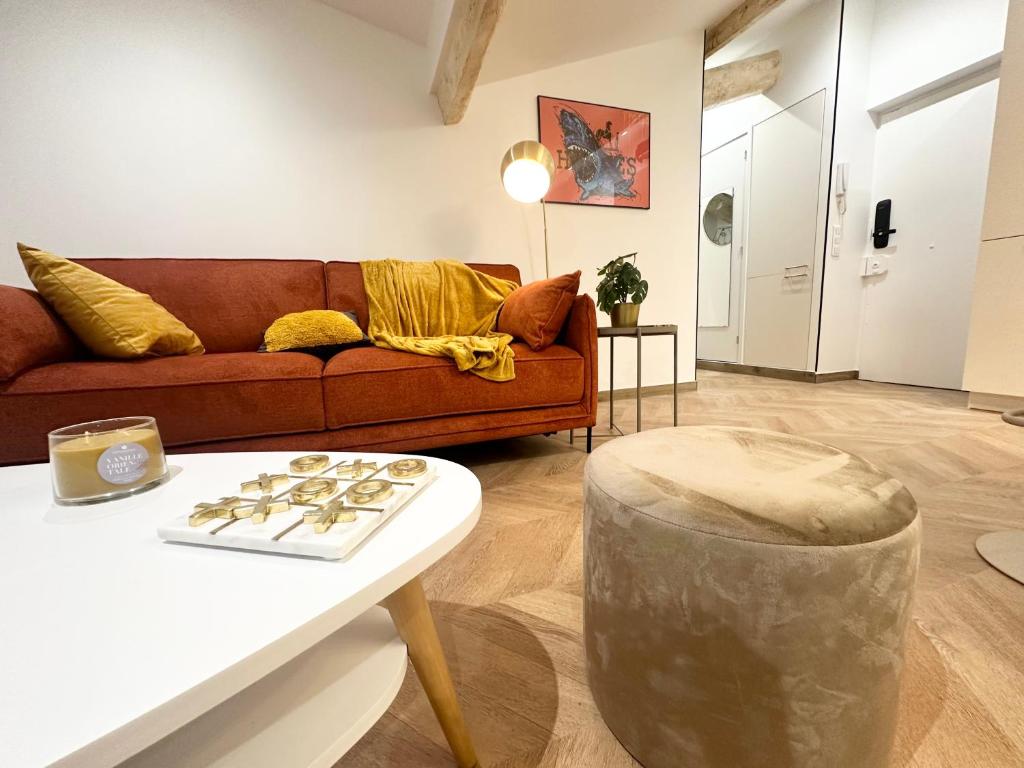 un salon avec un canapé et une table dans l'établissement Elegant mansardé-place du pin, à Nice