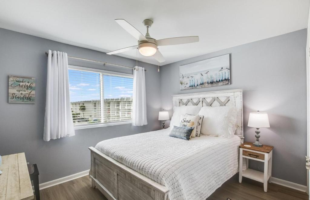 - une chambre avec un lit, un ventilateur de plafond et une fenêtre dans l'établissement Gulf Shores Plantation Unit 4310, à Gulf Highlands
