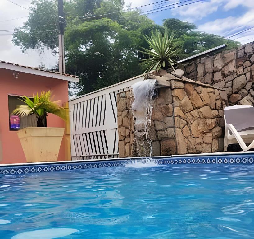 Bazén v ubytování Chalés Caraguá Massaguaçu nebo v jeho okolí