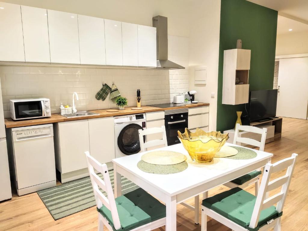 eine Küche mit einem weißen Tisch und Stühlen in der Unterkunft Apartamento entero en Valencia in Valencia