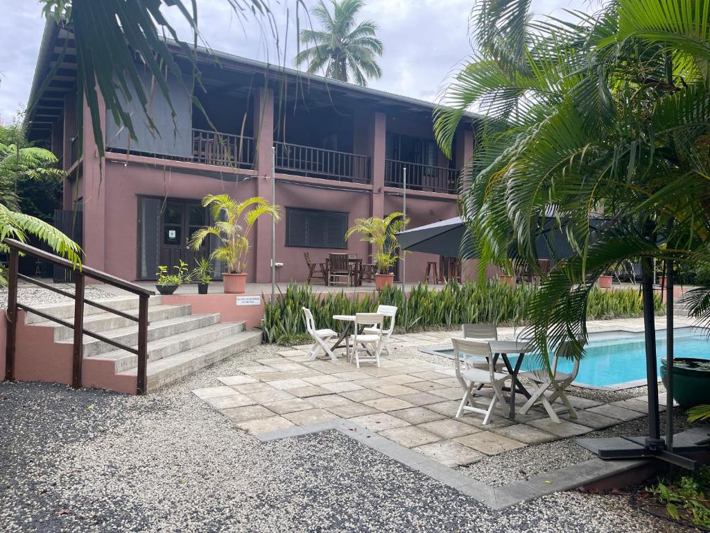 ein Resort mit einem Pool und einem Gebäude in der Unterkunft TE PUKA ESTATE Group & Function Venue in Rarotonga