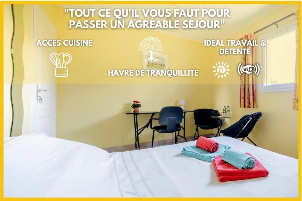 ein Zimmer mit einem Bett mit zwei Handtüchern darauf in der Unterkunft Maison Besun in Dieulefit