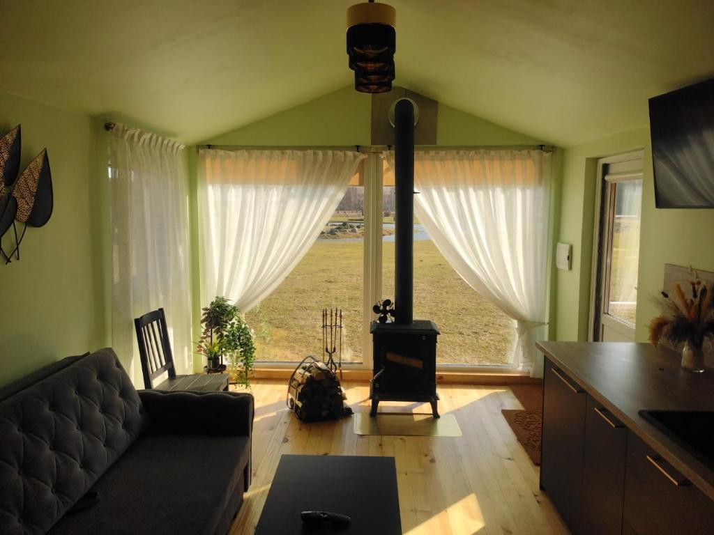 uma sala de estar com um sofá e um fogão em Papardes em Ogres-Ziedi