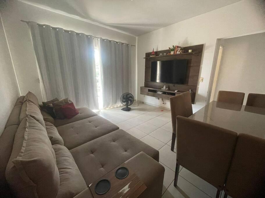 ein Wohnzimmer mit einem Sofa und einem TV in der Unterkunft aluguel show safra disponível nos dias 19, 20, 21 e 22 in Lucas do Rio Verde